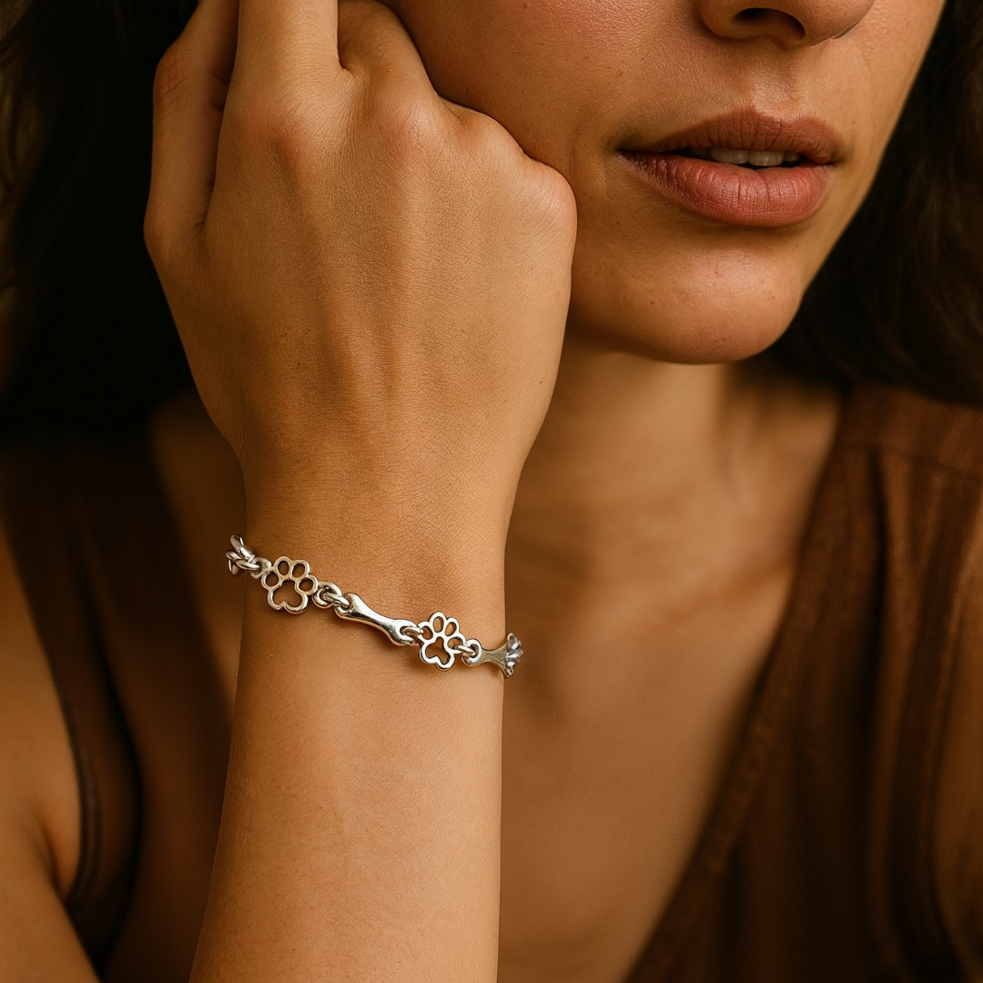 Bracelet avec des pendentifs en forme de patte de chien et d'os en argent
