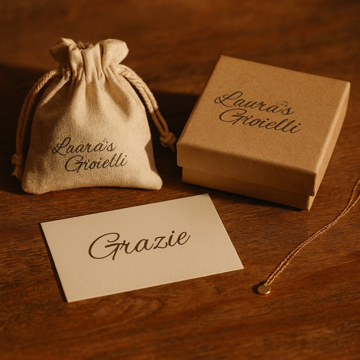 Boucles d'oreilles Huggie avec cœur et émail noir